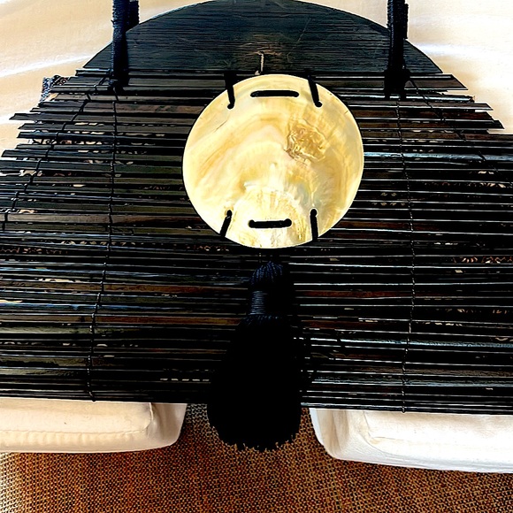 MangosMotherof PearlBambooBrown handbagDoublelonghandles and tassel.IsIt A CG?NO - Picture 3 of 10